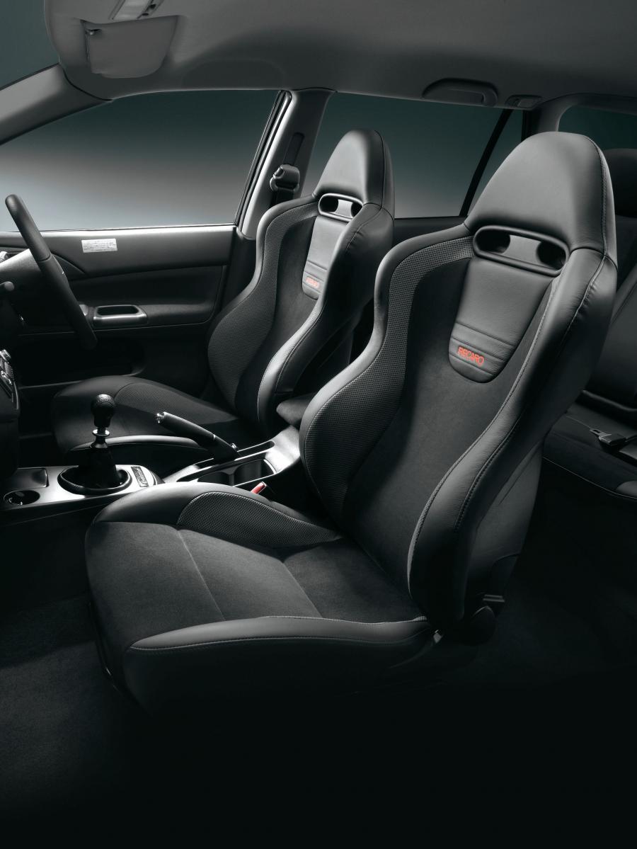 Интерьер Mitsubishi Lancer Evolution IX Wagon 2005 года  (фото 3 из 22)